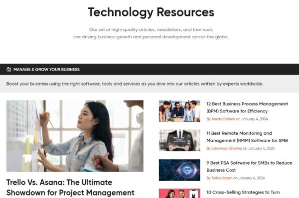 femme utilisant un tableau blanc