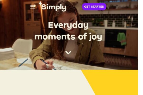 femme écrivant sur un papier avec un stylo.