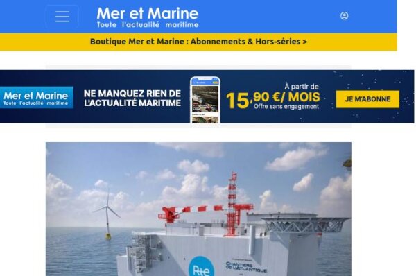 un bateau spécialisé dans l'installation d'éoliennes offshore à côté d'une éolienne en mer