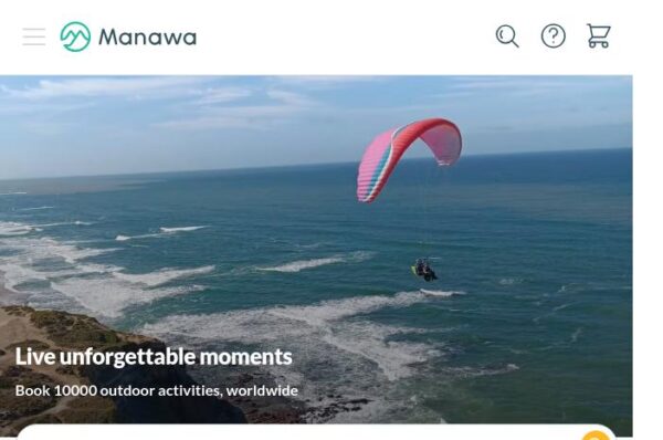 parapente survolant l'océan, une expérience en plein air.