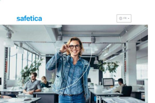 femme souriante dans un bureau avec des lunettes