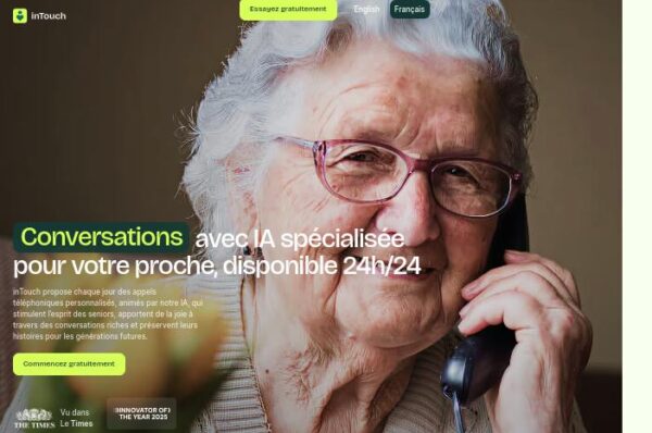 une senior au téléphone avec un service ia