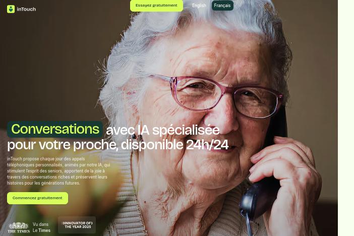 une senior au téléphone avec un service ia